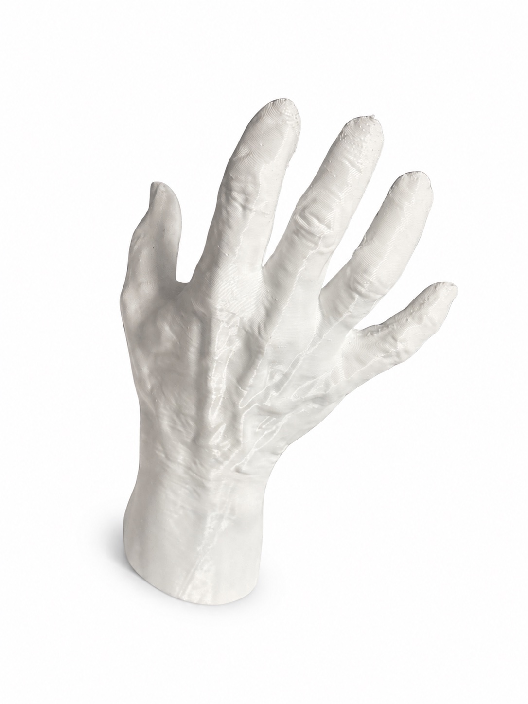 Weiße 3D-gedruckte Hand mit sichtbarer Schichtstruktur auf weißem Hintergrund
